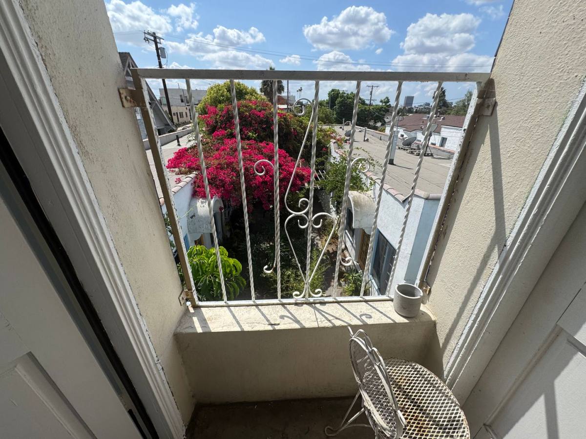 Apartment for rent at 3927 & 3951 Melrose Ave, Los Angeles, CA 90029