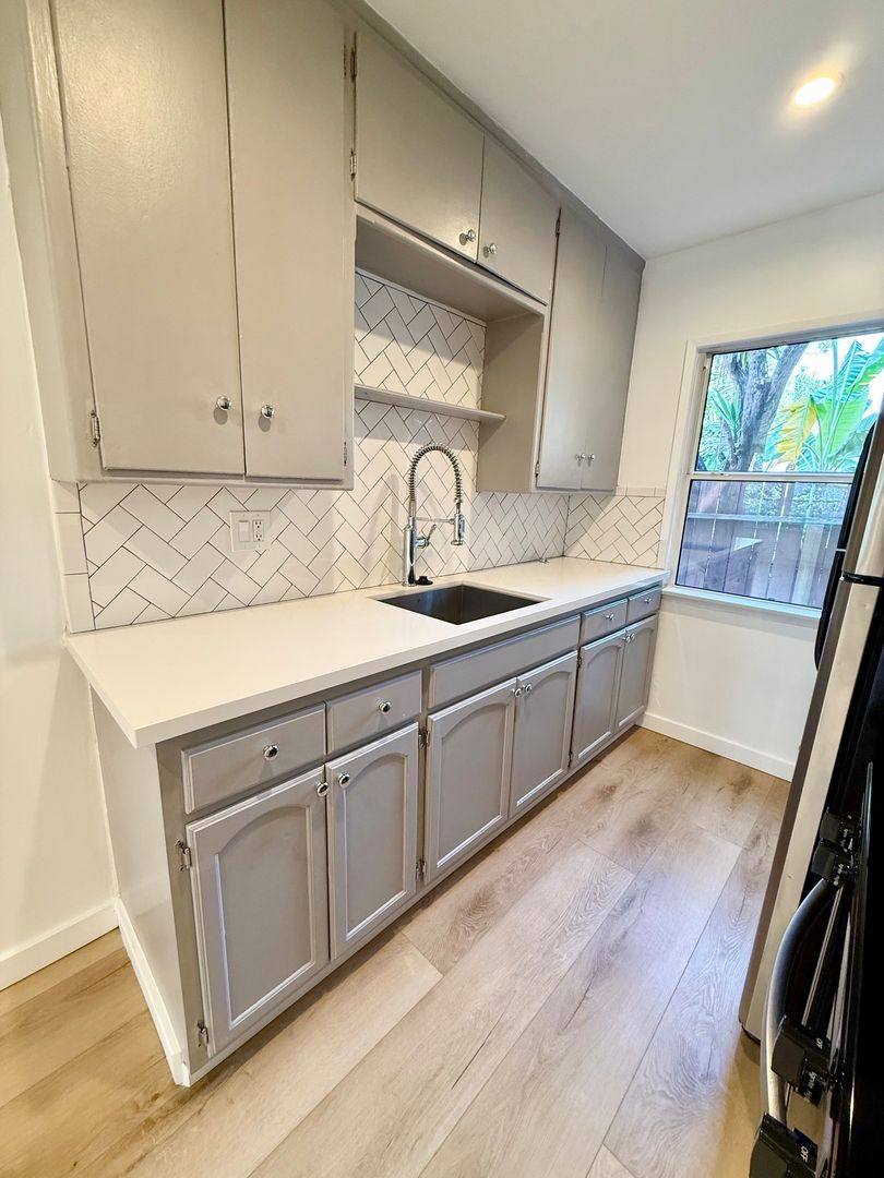 Apartment for rent at 1143 N Formosa Ave, Los Angeles, CA 90046