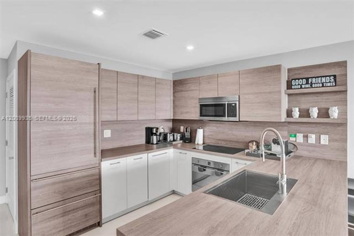 Apartment for rent at 400 Sunny Isles Blvd, North Miami Beach, FL 33160