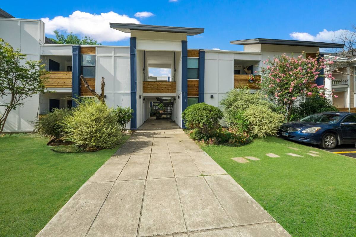 Apartment for rent at 404 E Park Ave, San Antonio, TX 78212