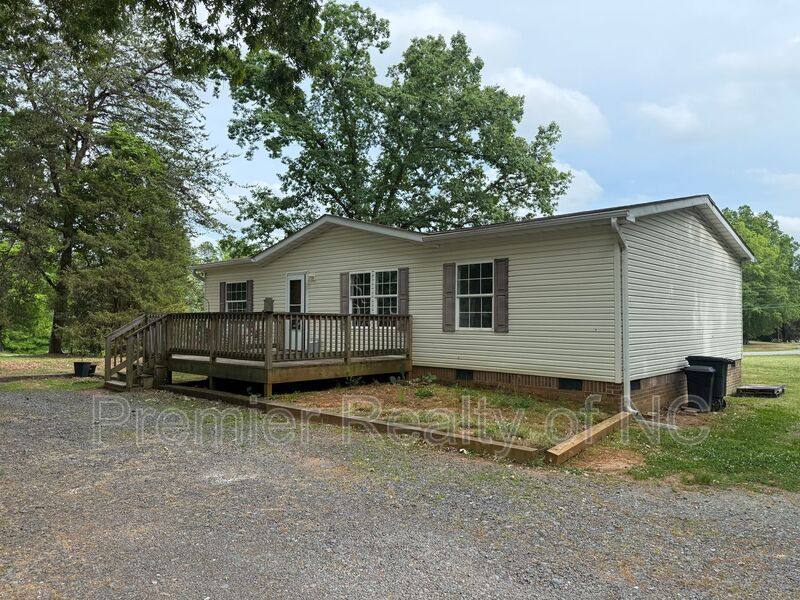 House for rent at 5474 Robinhood Rd, Winston Salem, NC 27106