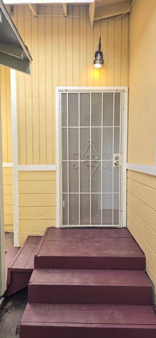Apartment for rent at 1060 Cherry Ave, Long Beach, CA 90813