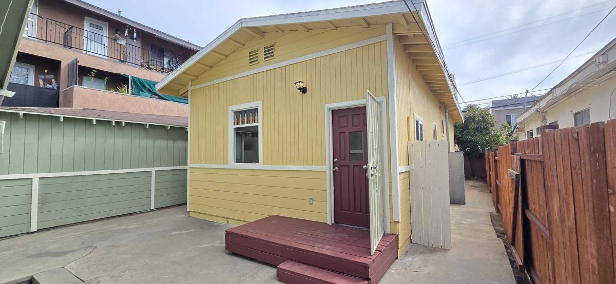 Apartment for rent at 1060 Cherry Ave, Long Beach, CA 90813