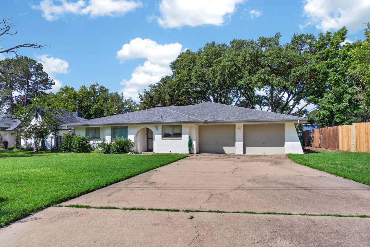House for rent at 4202 Indian Creek Court, Granbury, TX 76049