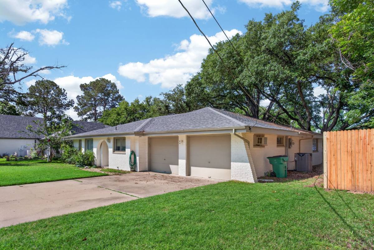 House for rent at 4202 Indian Creek Court, Granbury, TX 76049