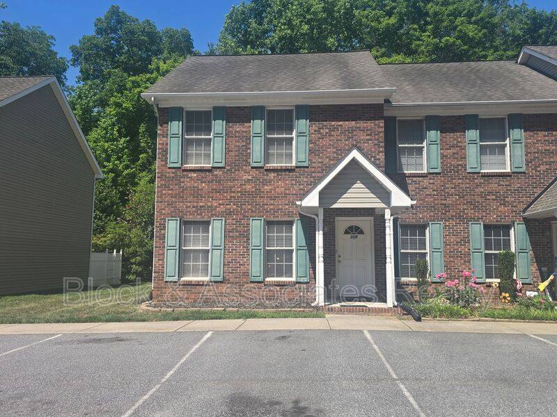 Townhouse for rent at 108 Maple Grove, High Point, NC 27263
