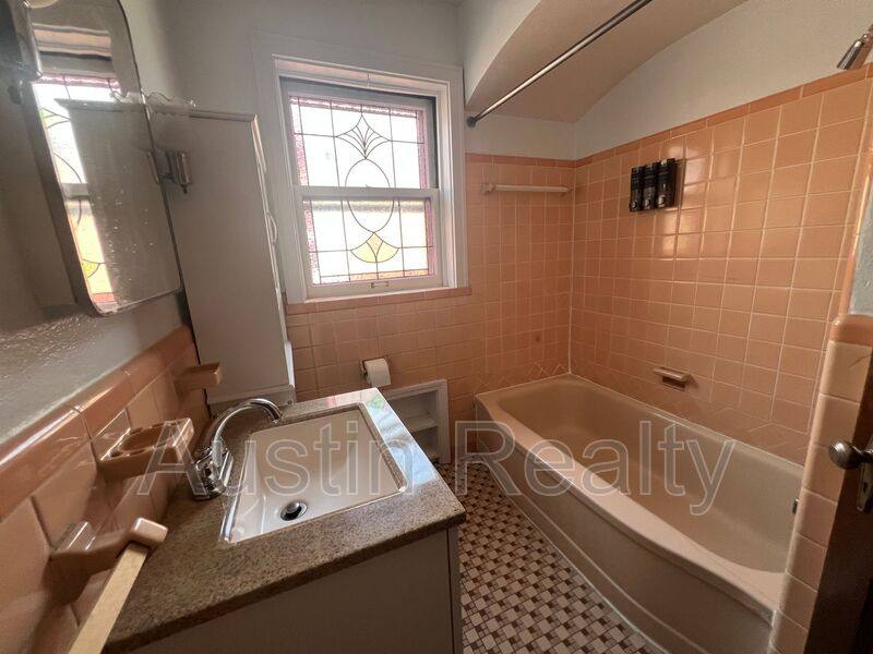 Apartment for rent at 5834 Nottingham Ave #2W, Saint Louis, MO 63109