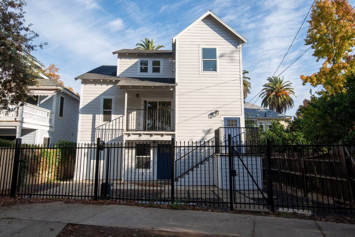 Apartment for rent at 313-315 W St, Sacramento, CA 95818