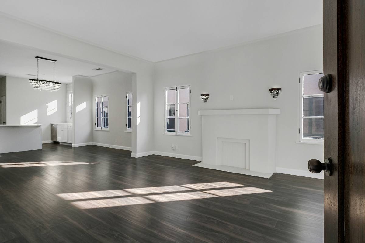 Apartment for rent at 410 N Genesee Ave, Los Angeles, CA 90036