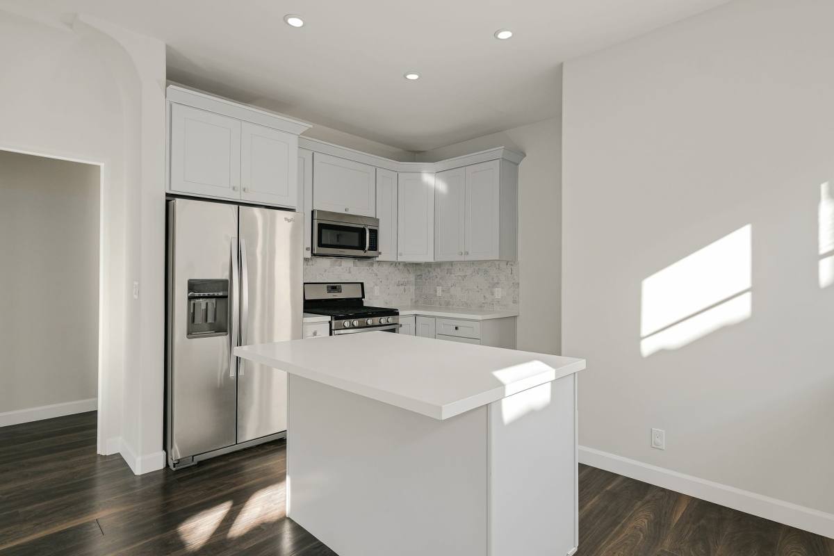 Apartment for rent at 410 N Genesee Ave, Los Angeles, CA 90036