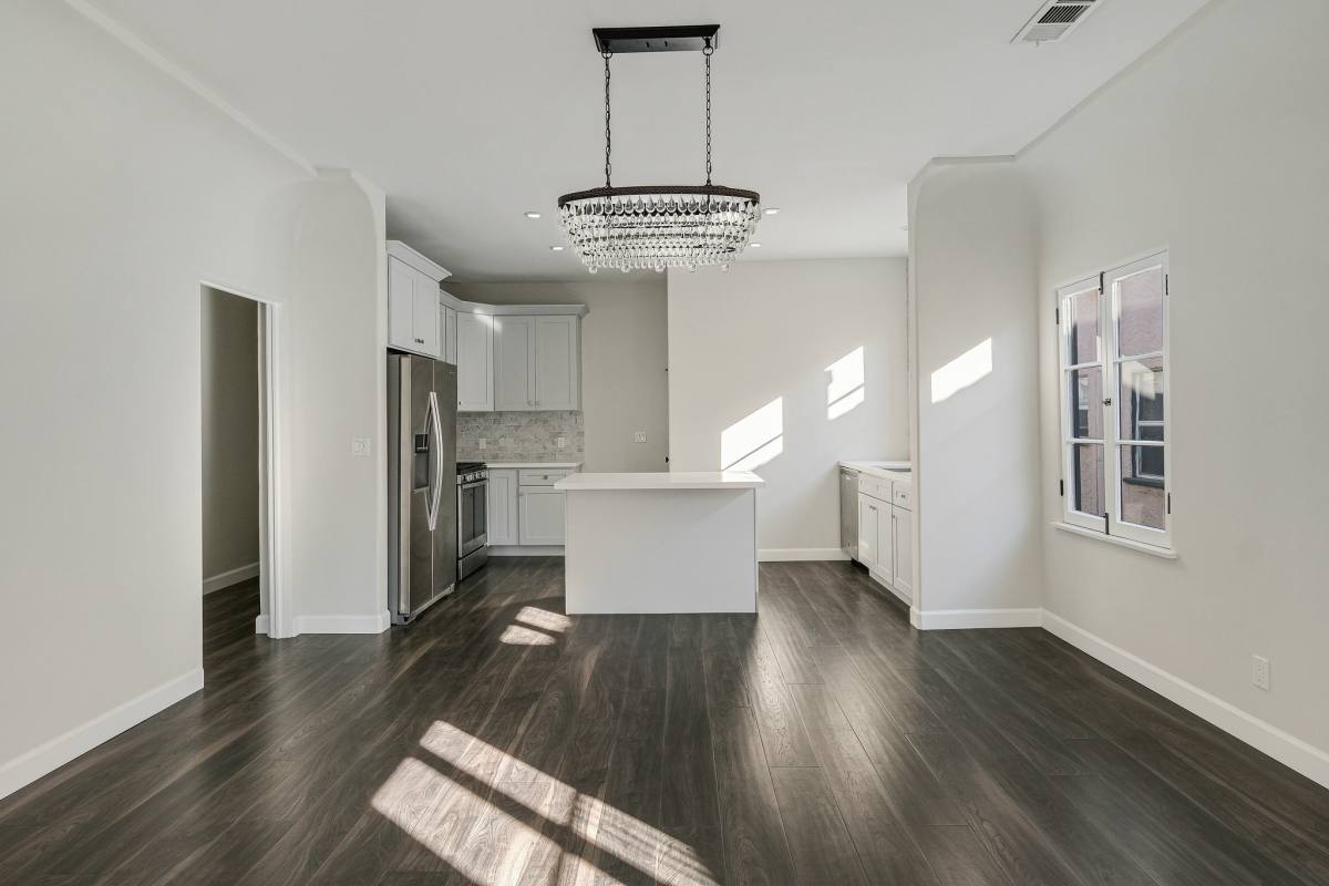 Apartment for rent at 410 N Genesee Ave, Los Angeles, CA 90036