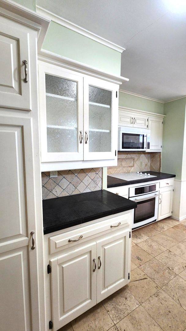 Townhouse for rent at 7900 Lakehurst Dr, Oklahoma City, OK 73120