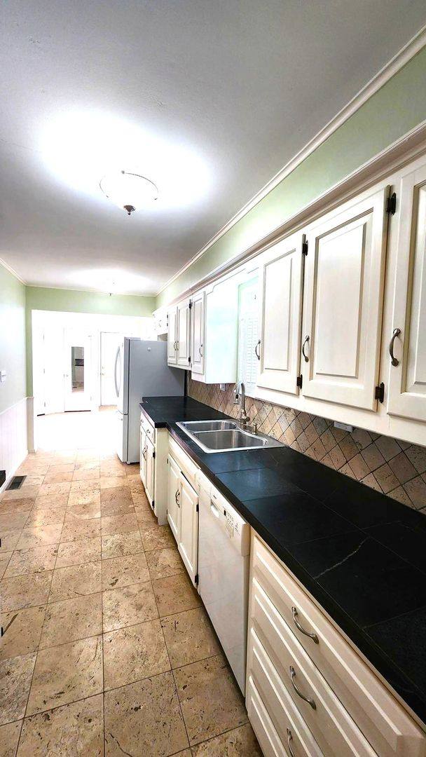 Townhouse for rent at 7900 Lakehurst Dr, Oklahoma City, OK 73120