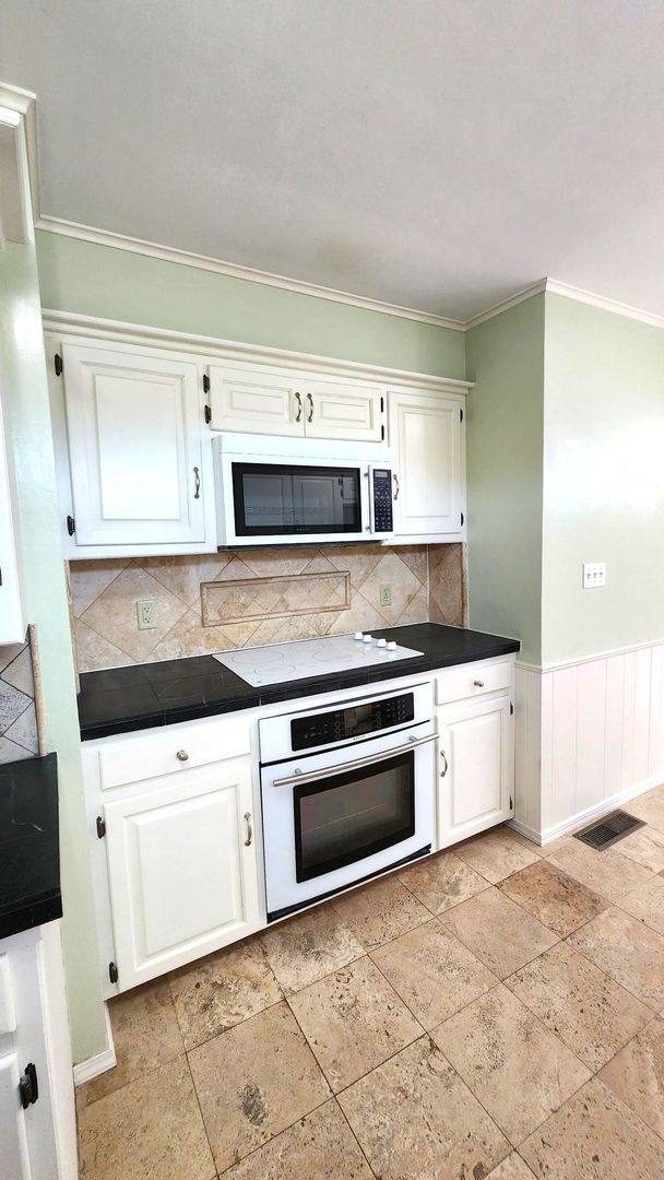 Townhouse for rent at 7900 Lakehurst Dr, Oklahoma City, OK 73120