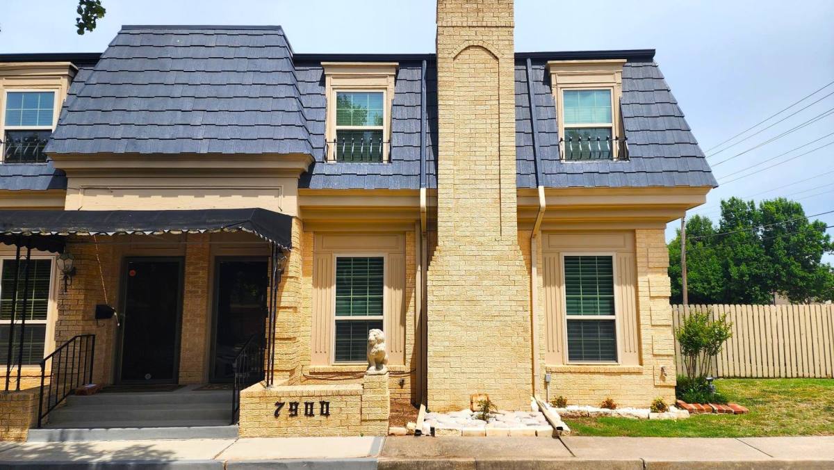 Townhouse for rent at 7900 Lakehurst Dr, Oklahoma City, OK 73120