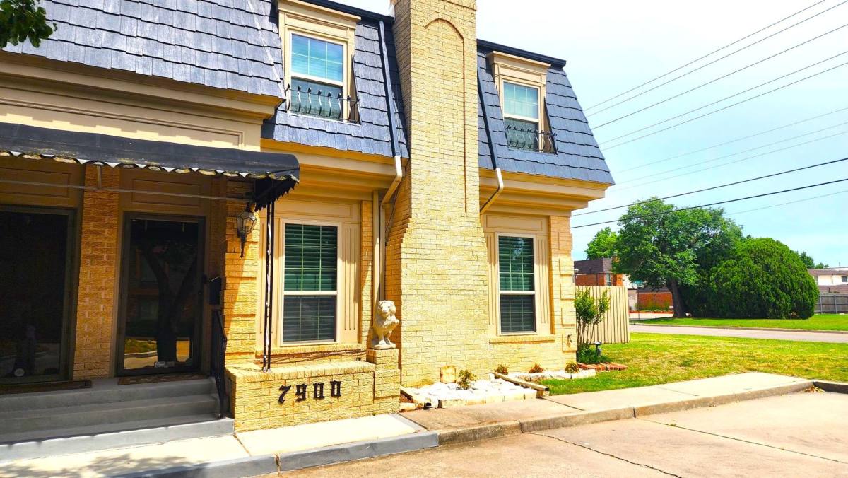 Townhouse for rent at 7900 Lakehurst Dr, Oklahoma City, OK 73120