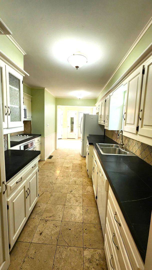 Townhouse for rent at 7900 Lakehurst Dr, Oklahoma City, OK 73120