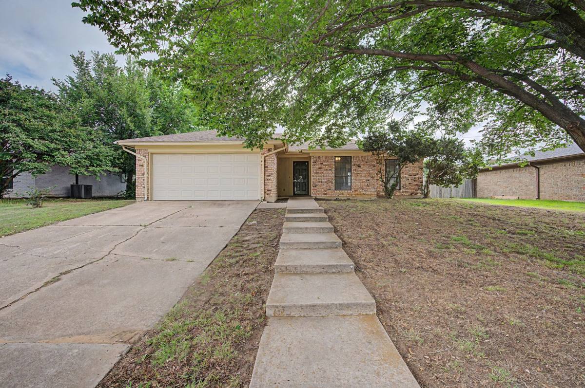 House for rent at 913 Springhill Dr, Burleson, TX 76028