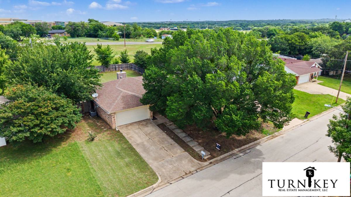 House for rent at 913 Springhill Dr, Burleson, TX 76028