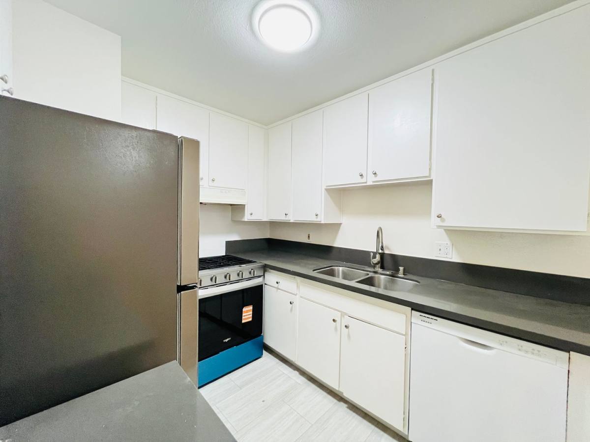 Apartment for rent at 1001 W Macarthur Blvd, Santa Ana, CA 92707