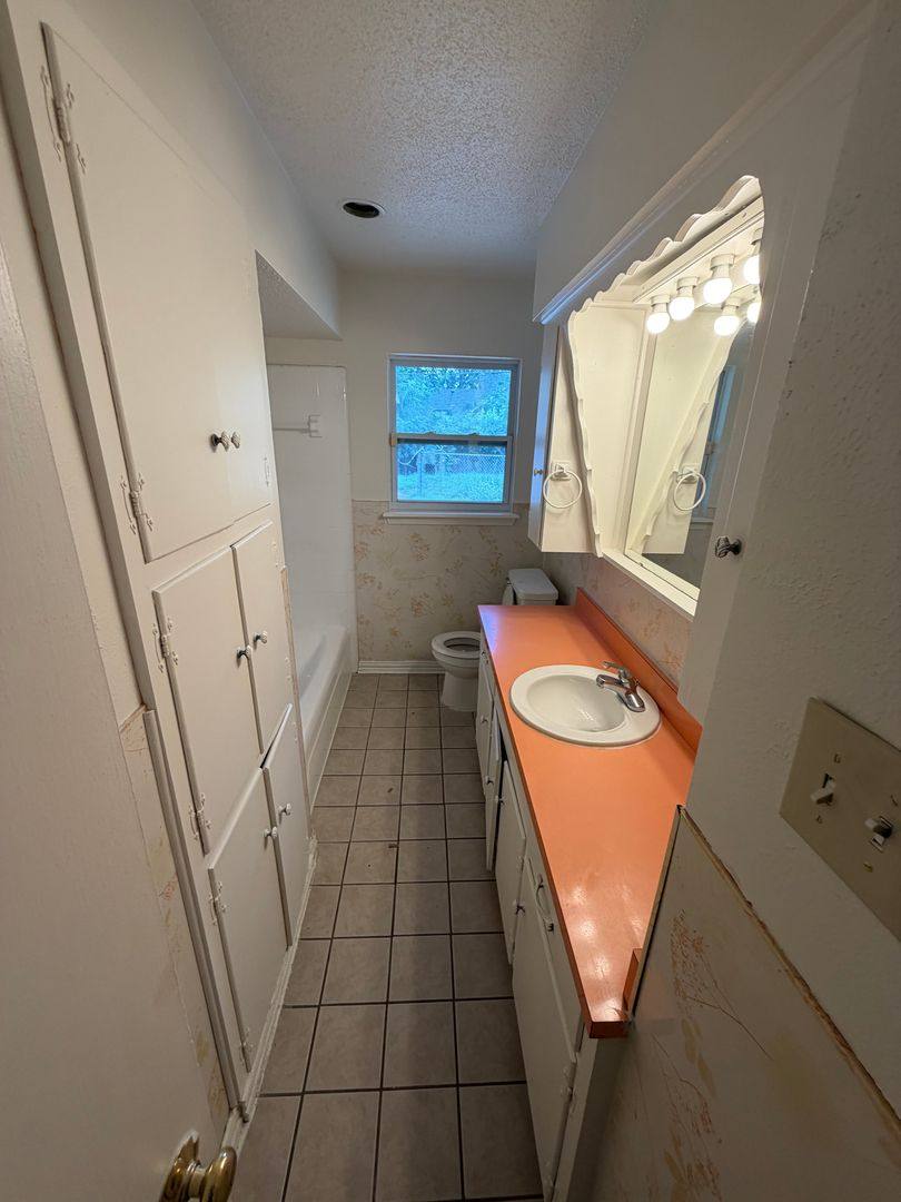 House for rent at 1621 Finley Rd, Irving, TX 75062