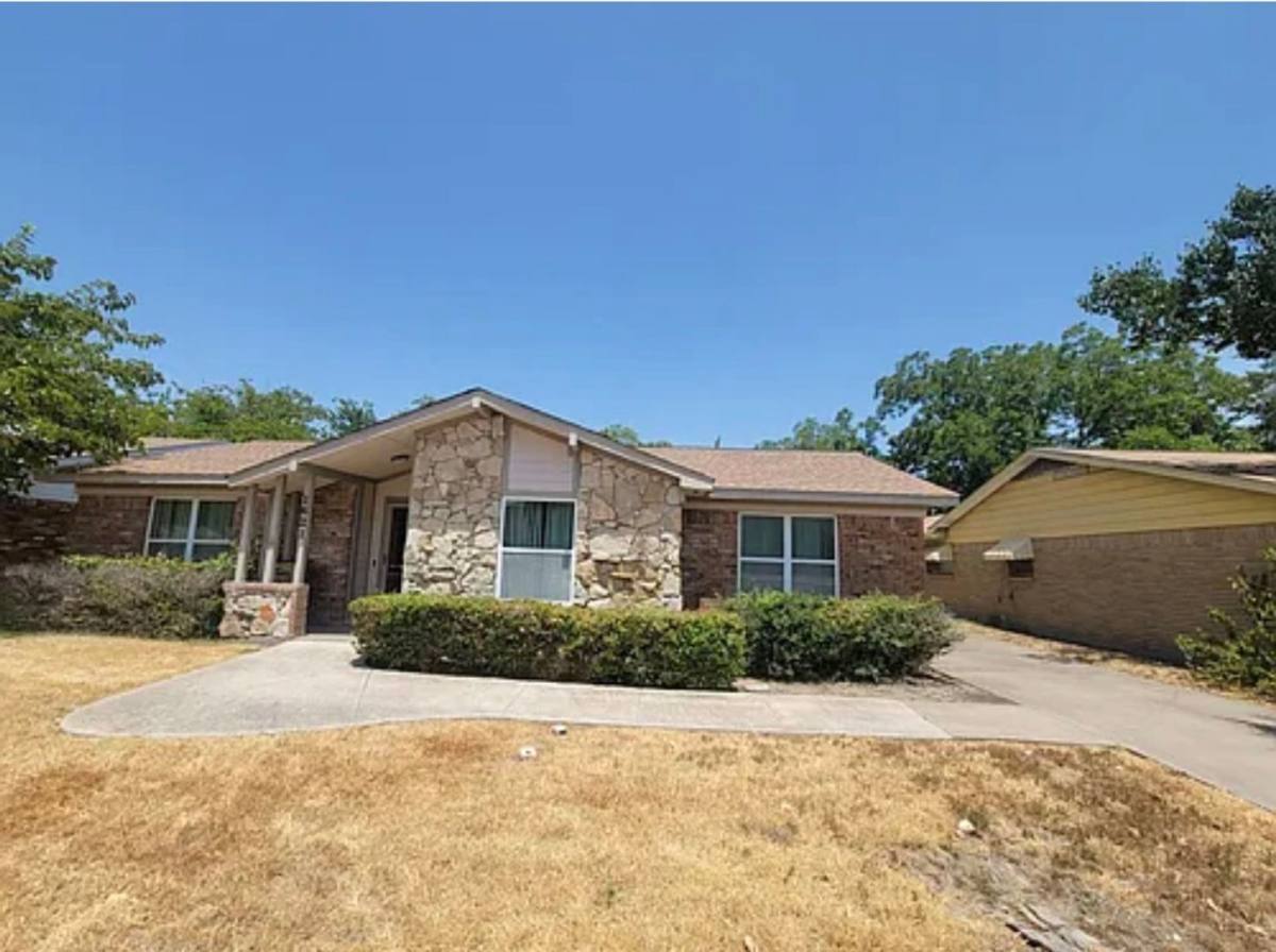 House for rent at 1621 Finley Rd, Irving, TX 75062
