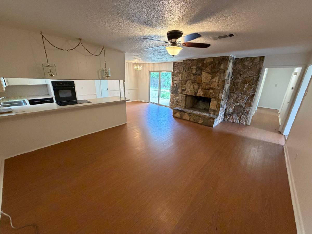 House for rent at 1621 Finley Rd, Irving, TX 75062