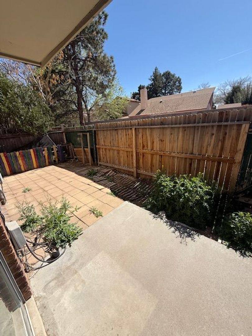 Townhouse for rent at 23 Lakeshore Dr NE, Albuquerque, NM 87112