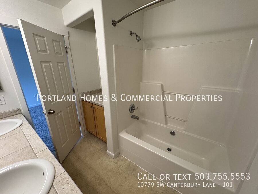 Townhouse for rent at 10779 SW Canterbury Lane #101, Portland, OR 97224