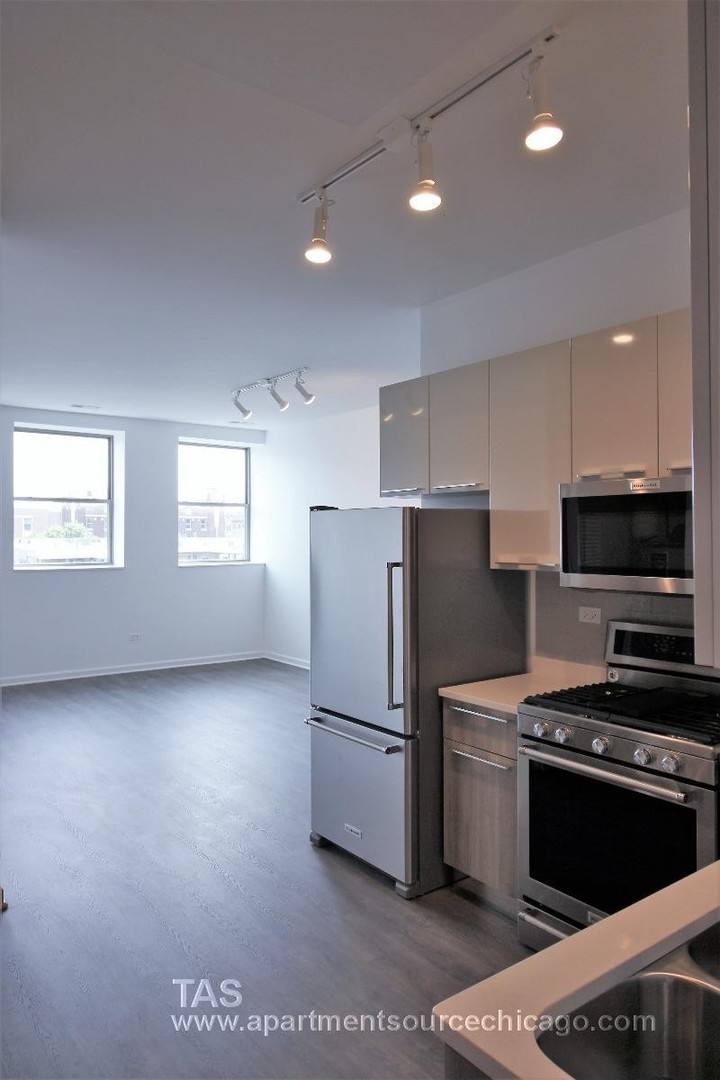 Condo for rent at 932 W Dakin St, Chicago, IL 60613