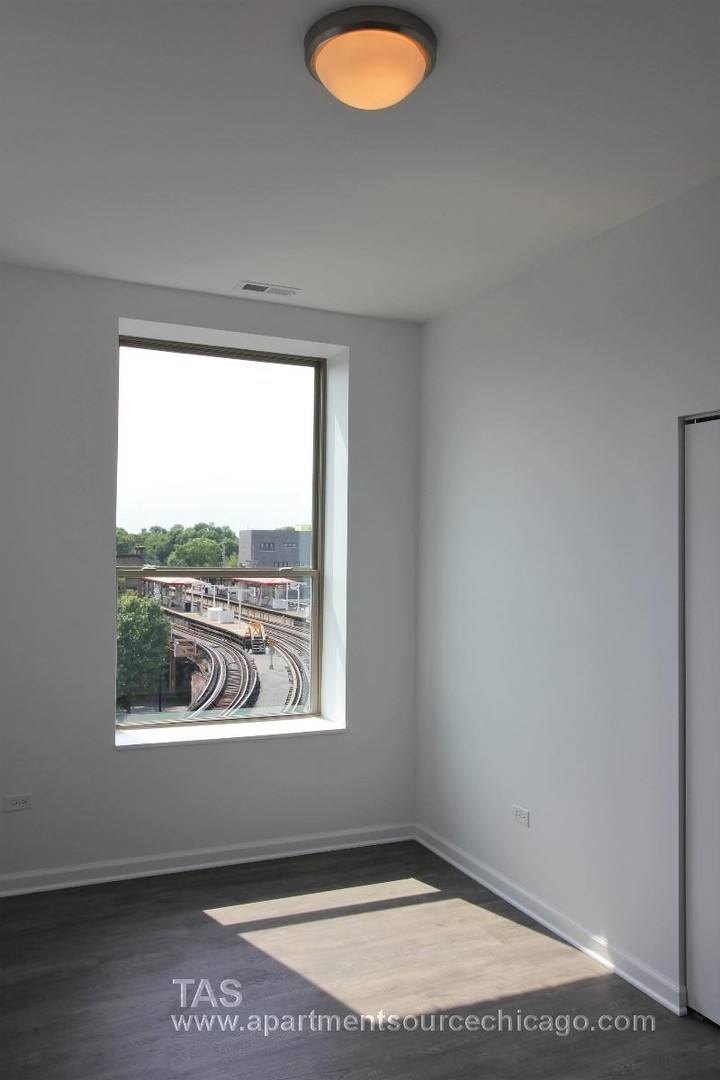 Condo for rent at 932 W Dakin St, Chicago, IL 60613