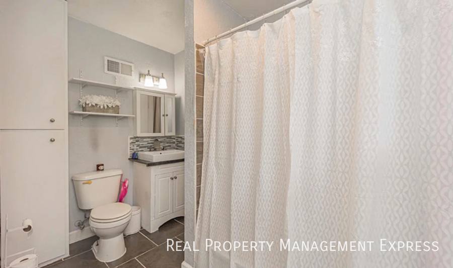House for rent at 807 W 13th St, Sioux Falls, SD 57104