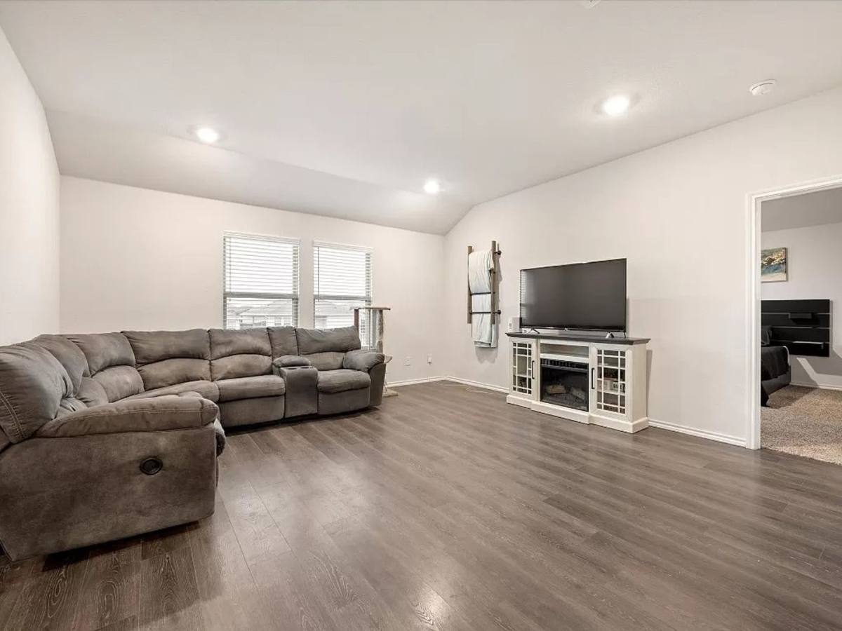 House for rent at 805 Fueller Dr, Aubrey, TX 76227
