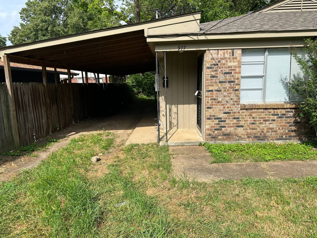 Townhouse for rent at 977 Pope St, Memphis, TN 38112