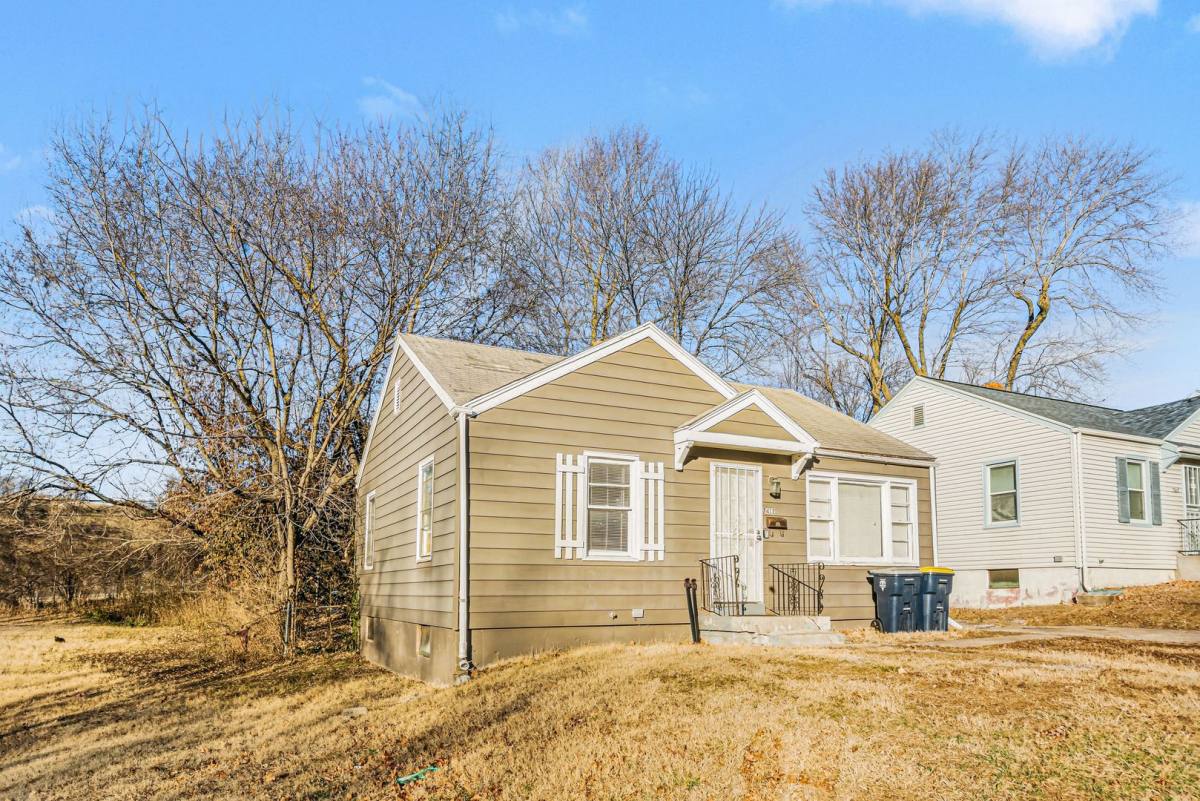 House for rent at 7412 Bellefontaine Ave, Kansas City, MO 64132