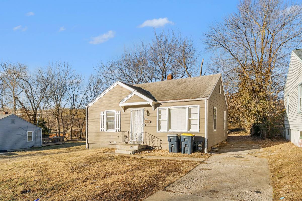 House for rent at 7412 Bellefontaine Ave, Kansas City, MO 64132