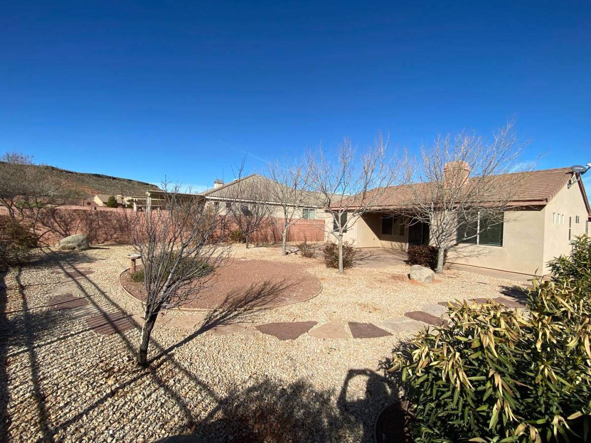 House for rent at 1233 N Spring Valley Dr, Washington, UT 84780
