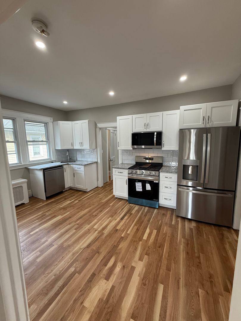 Apartment for rent at 45 Maplewood Ave, West Hartford, CT 06119