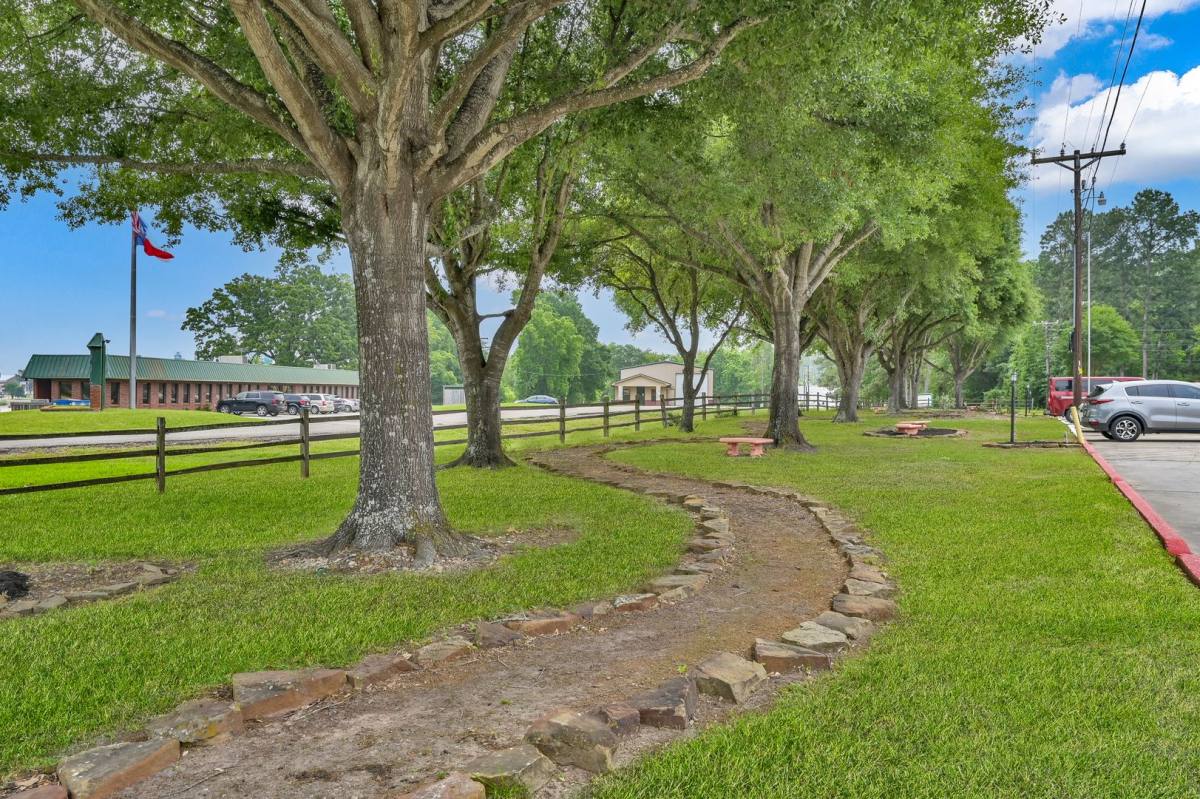 Apartment for rent at 14949 Highway 105 W, Montgomery, TX 77356