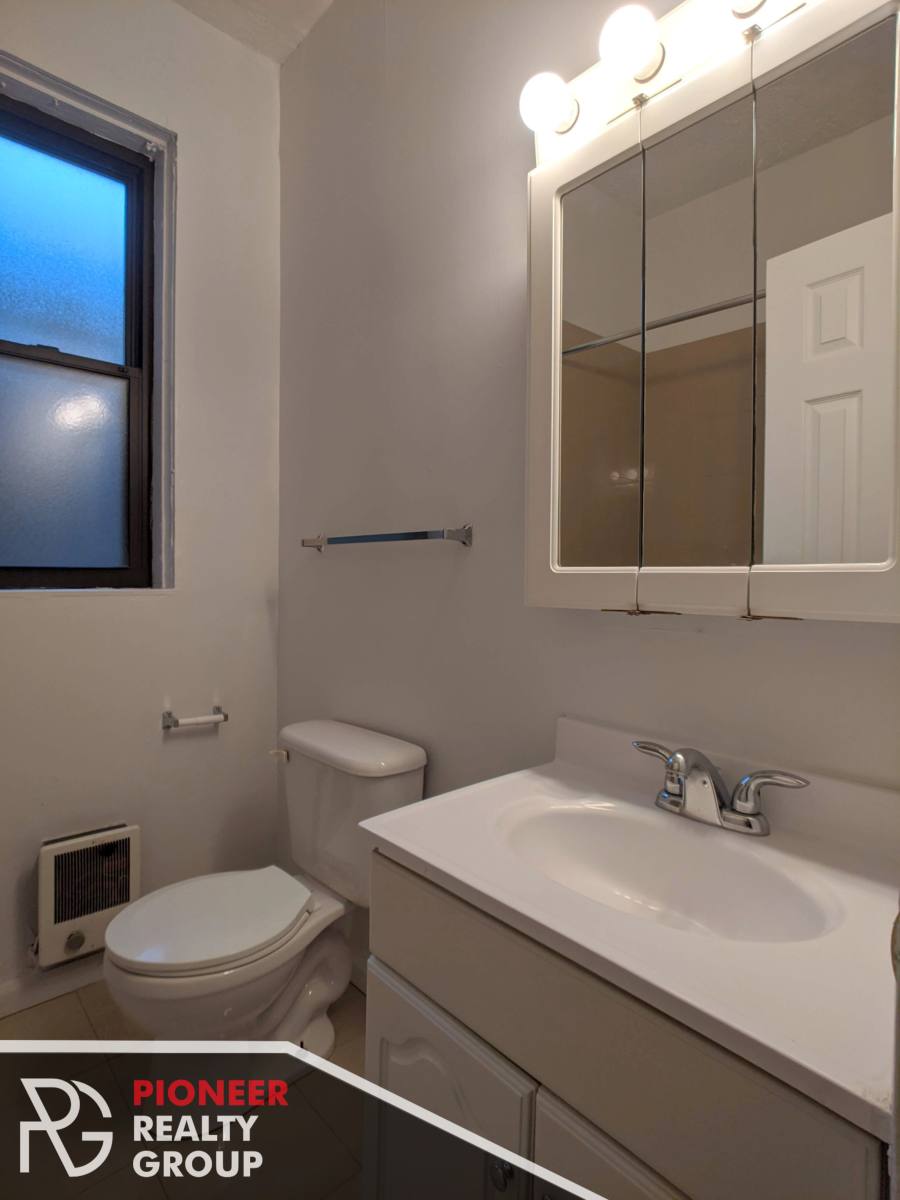 Apartment for rent at 4242 N Sheridan Rd, Chicago, IL 60613