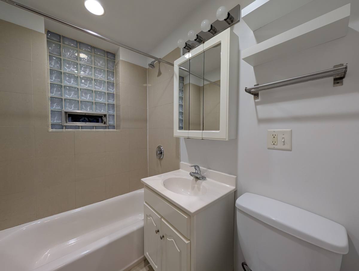 Apartment for rent at 1828 W Lawrence Ave #GDN, Chicago, IL 60640
