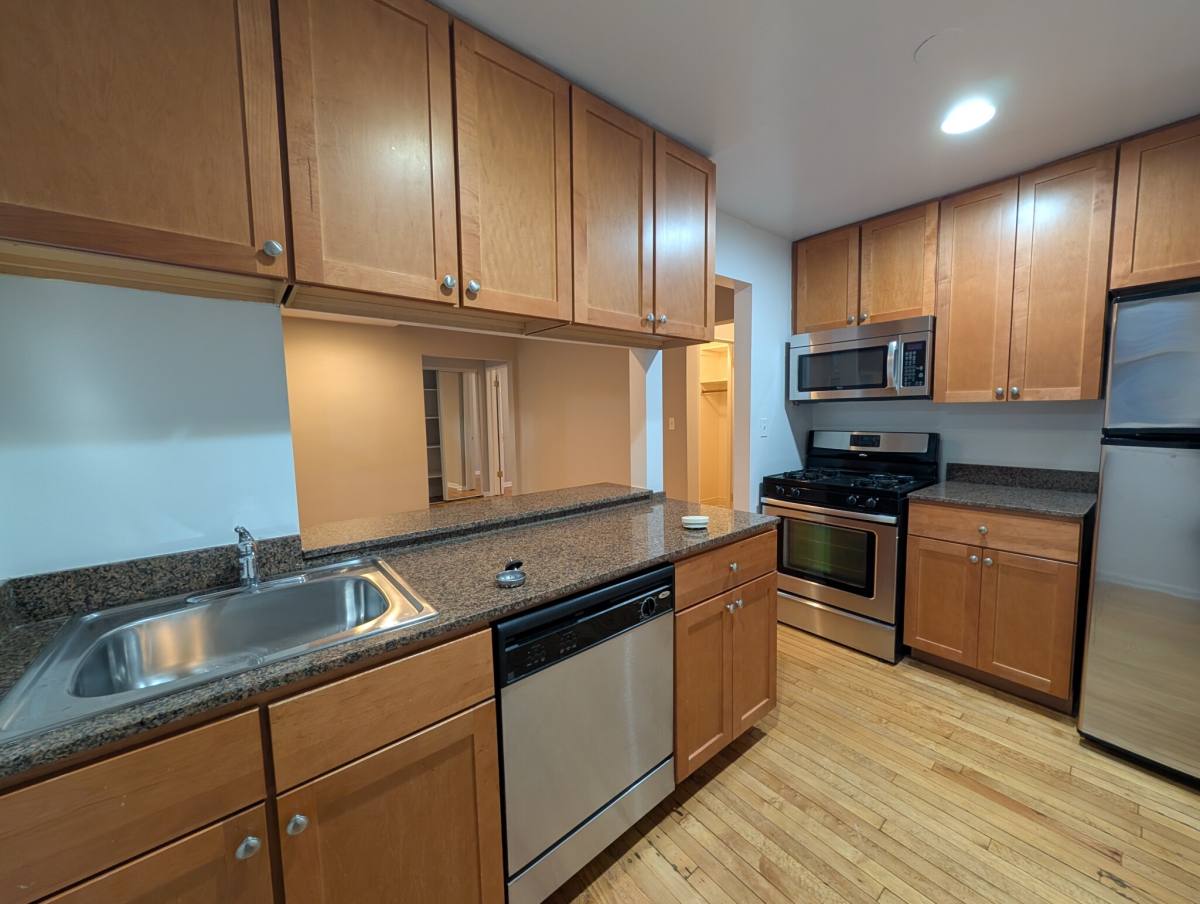 Apartment for rent at 1828 W Lawrence Ave #GDN, Chicago, IL 60640