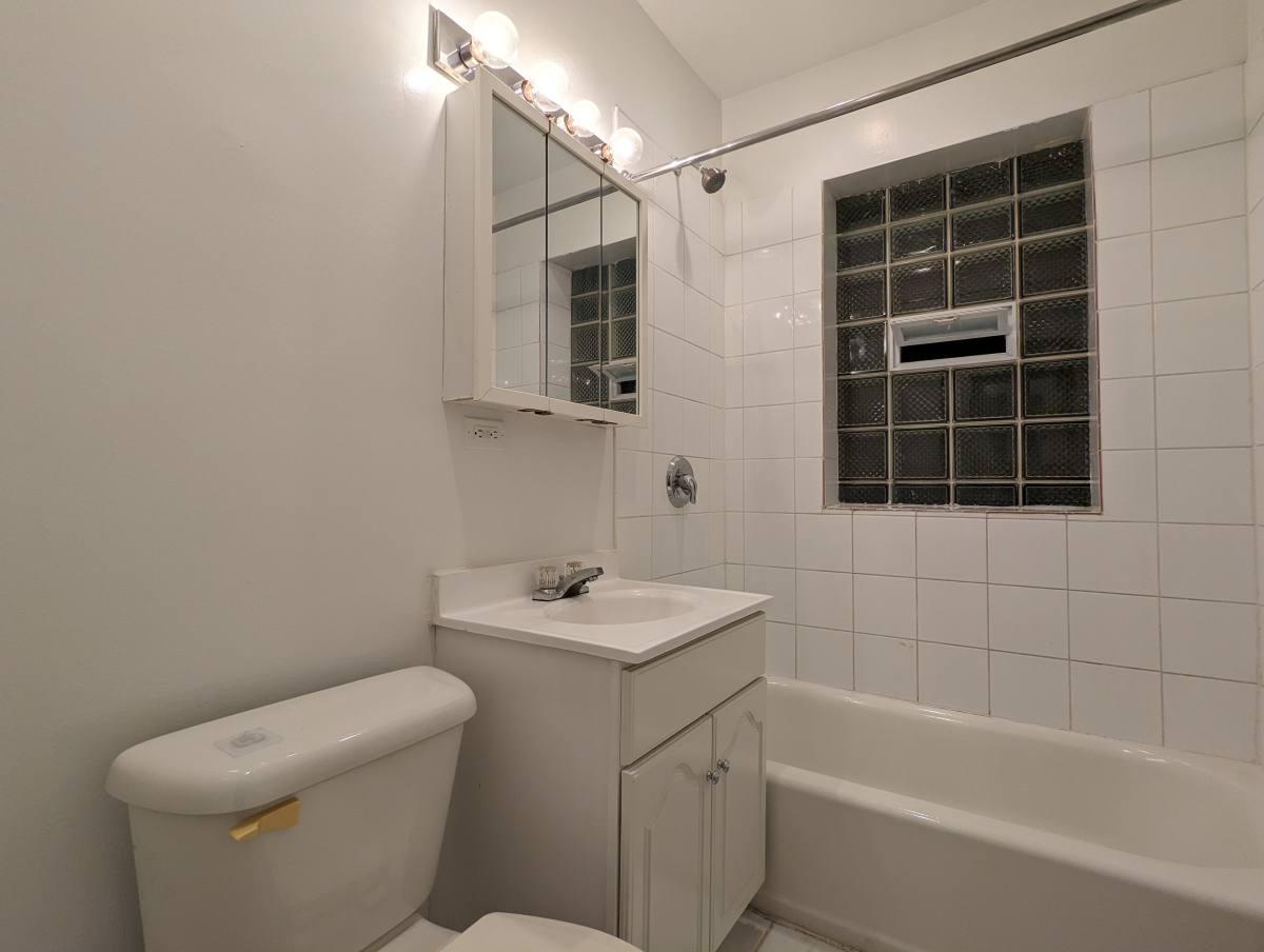 Apartment for rent at 1901 W Wilson Ave #2B, Chicago, IL 60640