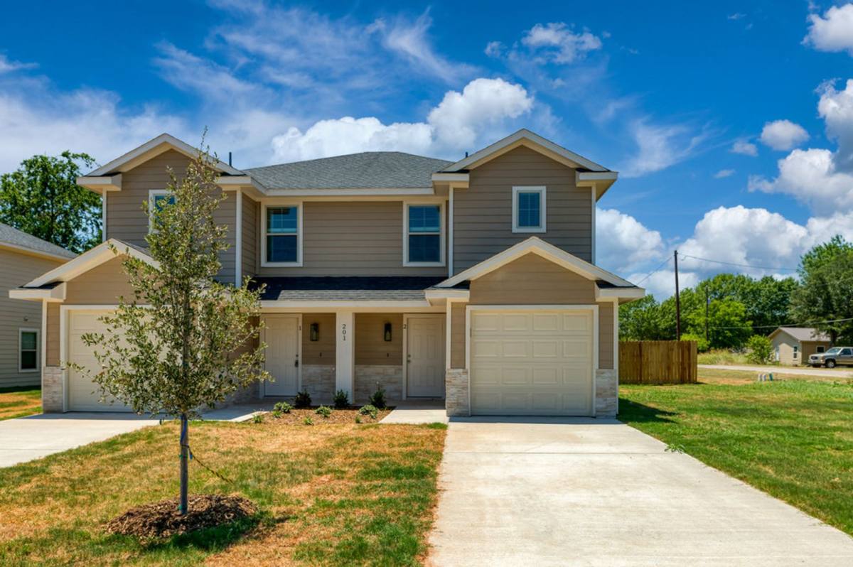 Townhouse for rent at 201 S May, Whitewright, TX 75491