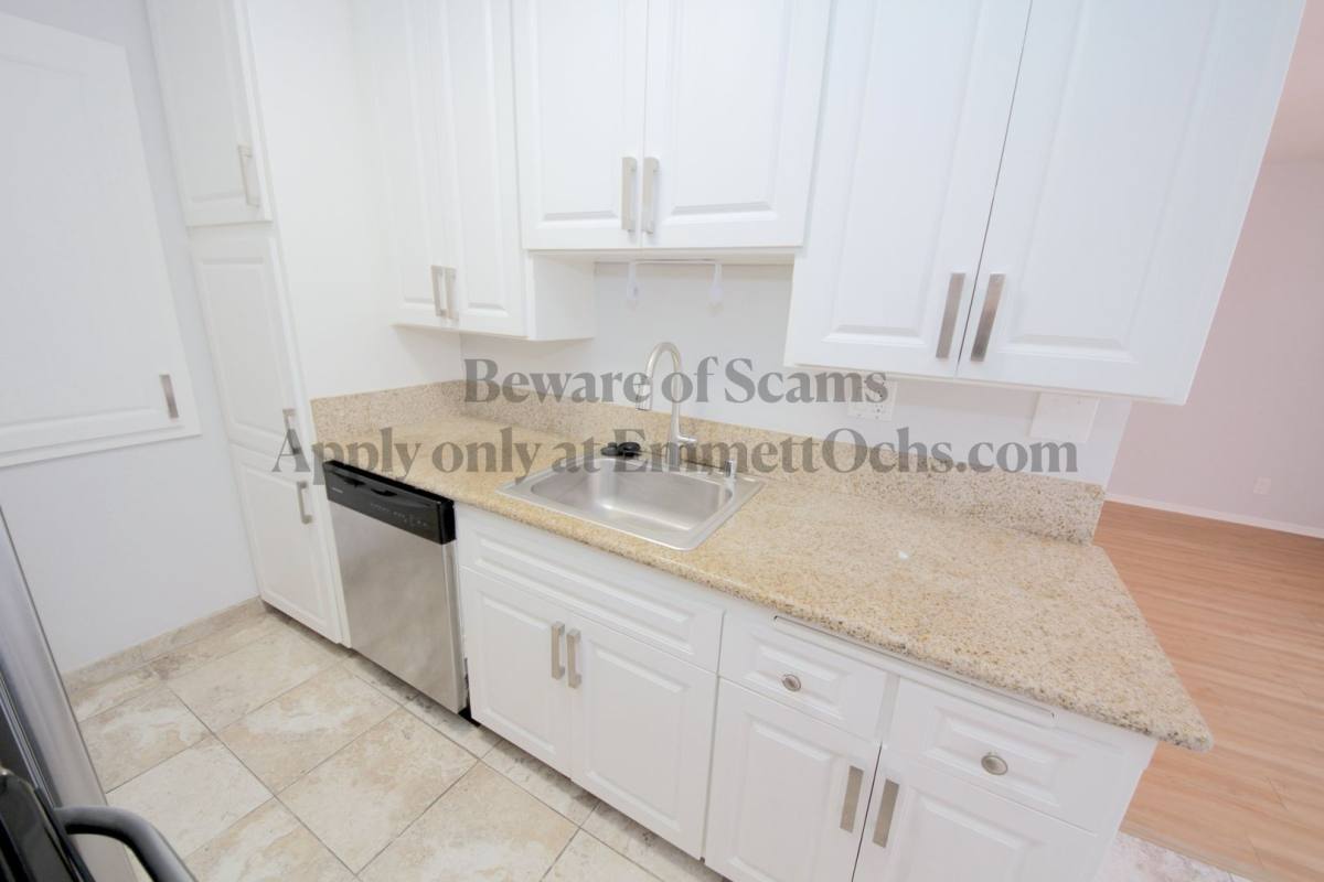 Apartment for rent at 11620 Mayfield Ave, Los Angeles, CA 90049
