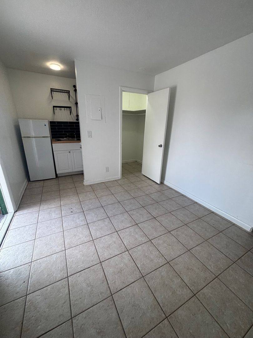 Apartment for rent at 3411 Broadway Ave, West Palm Beach, FL 33407