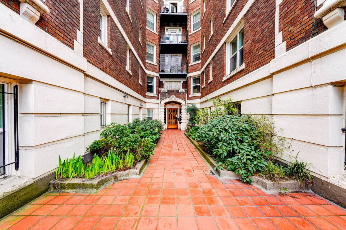 Apartment for rent at 1429 SW 14th Ave, Portland, OR 97201