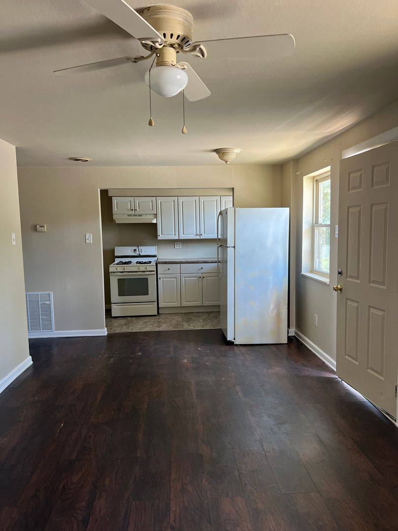 Apartment for rent at 1518 Chartiers Ave, McKees Rocks, PA 15136