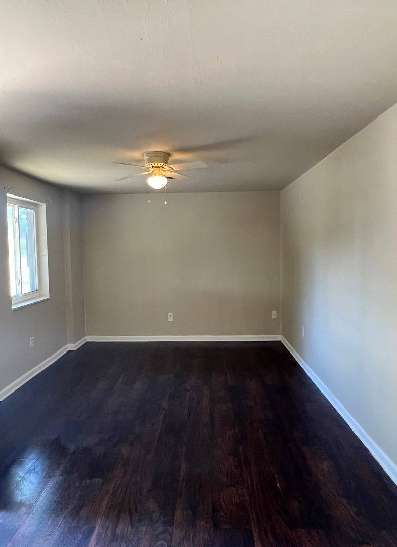 Apartment for rent at 1518 Chartiers Ave, McKees Rocks, PA 15136