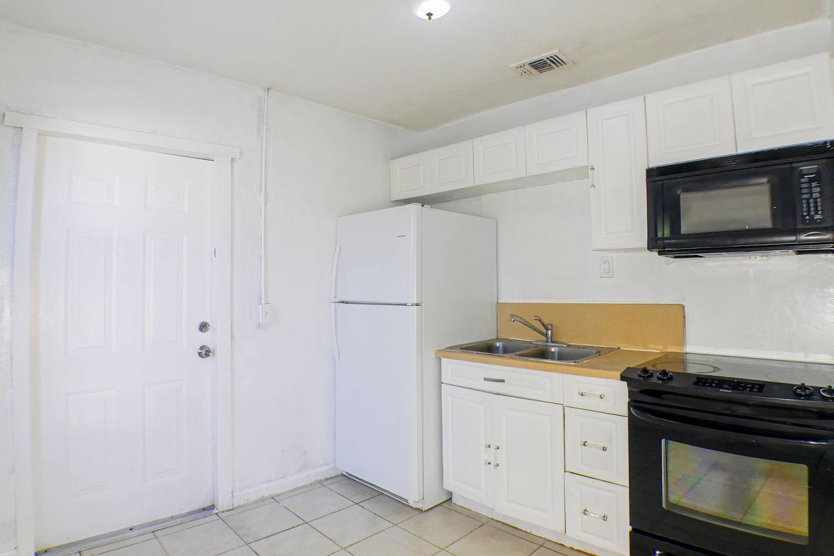 Apartment for rent at 3040-3042 Douglas Ave, Fort Myers, FL 33916